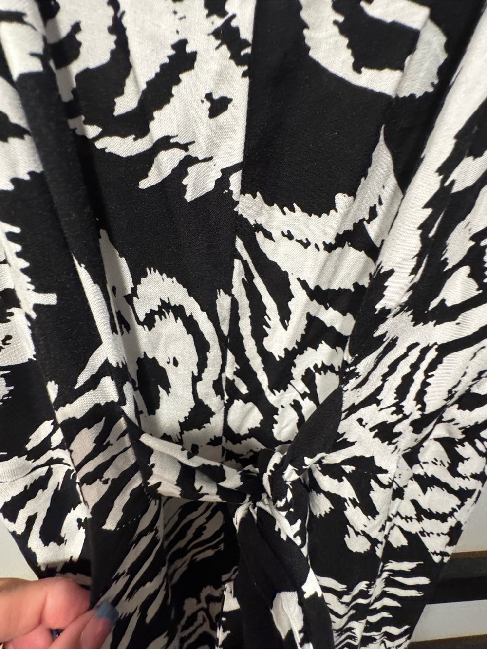 1 STATE Black & White Abstract tapered leg jumpsuit. - Picture 14 of 15